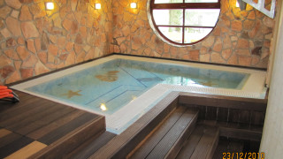 Children pool with overflow system