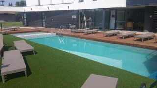 Világos szürke színű fólia burkolatú medence, OPEN HOTEL, Szentes, 